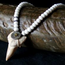 サメの歯化石とオールドビーズのネックレス